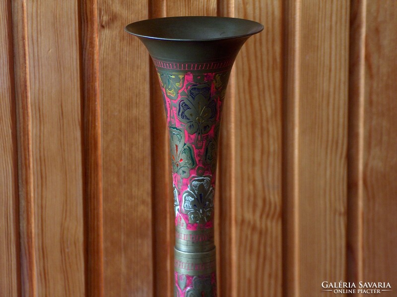 Nagyméretű réz festett, cizellált kézműves váza, hosszú nyakú