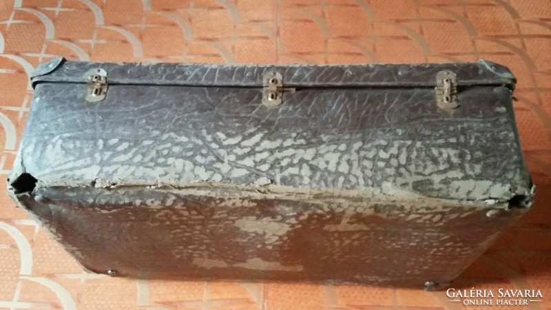 Old large leather suitcase with a wooden frame inside - József glück leather decorator