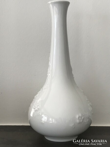 Meisseni fehér porcelán váza domború virág mintával, 26 cm magas