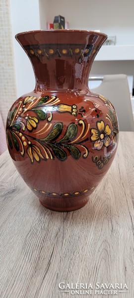 Beautiful marked large ceramic vase. 31 cm.