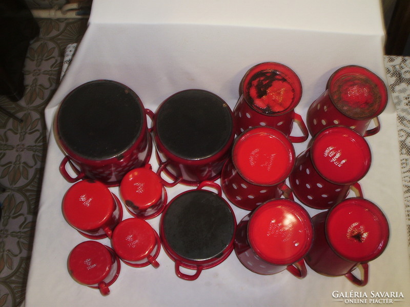 Piros fehér pöttyös zománcos - tizenhárom darab együtt - Jászkiséri kiskanták, mércés kiöntők, edény