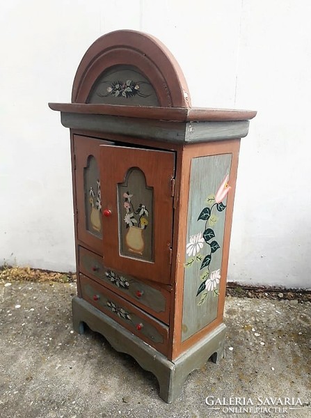 Small painted cabinet / master's exam.