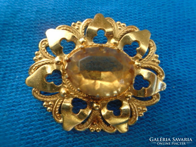 A citrine dipped in real gold, i.e. gilded? Stone original antique brooch with a beautiful large stone