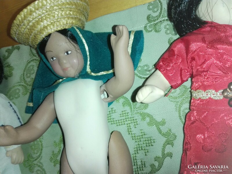 Old stoneware dolls, 23 cm...4 Pcs in folk costumes.