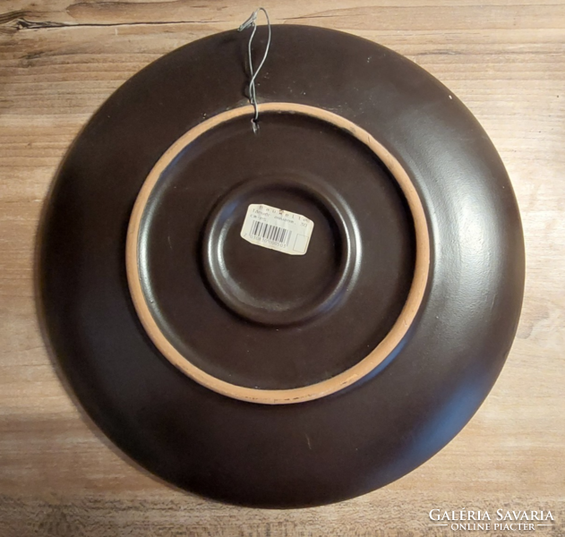 Ceramic wall decoration with a folk motif on a marked brown base, wall plate diameter 30 cm