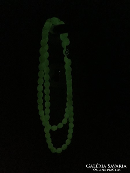Régi műanyag fluoreszkáló gyöngysor, sötétben zölden világít