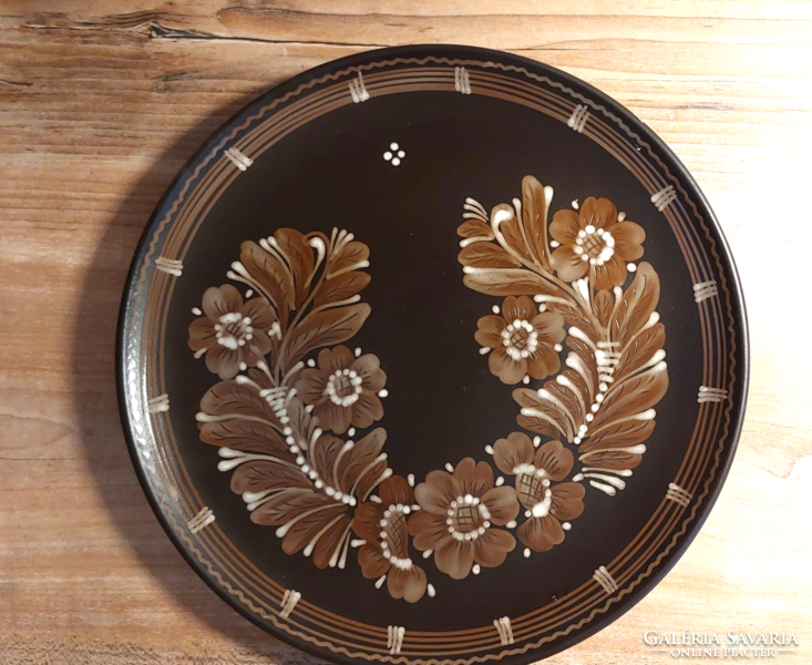 Ceramic wall decoration with a folk motif on a marked brown base, wall plate diameter 30 cm