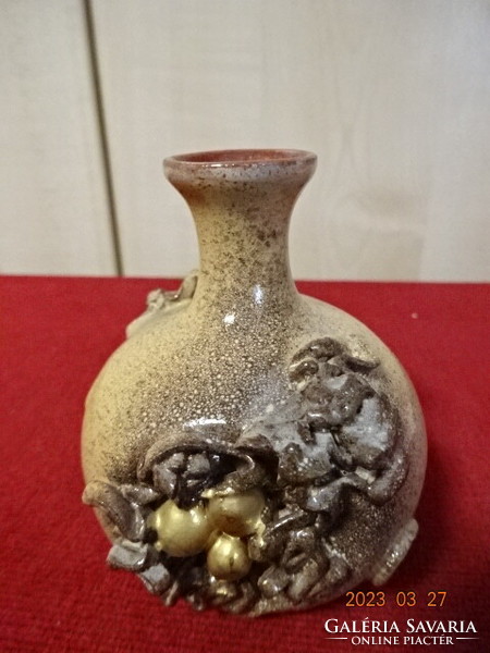 Mázas kerámia váza, kidomborodó mintával, magassága 8,5 cm. A cukortartó szignózott. Jókai.