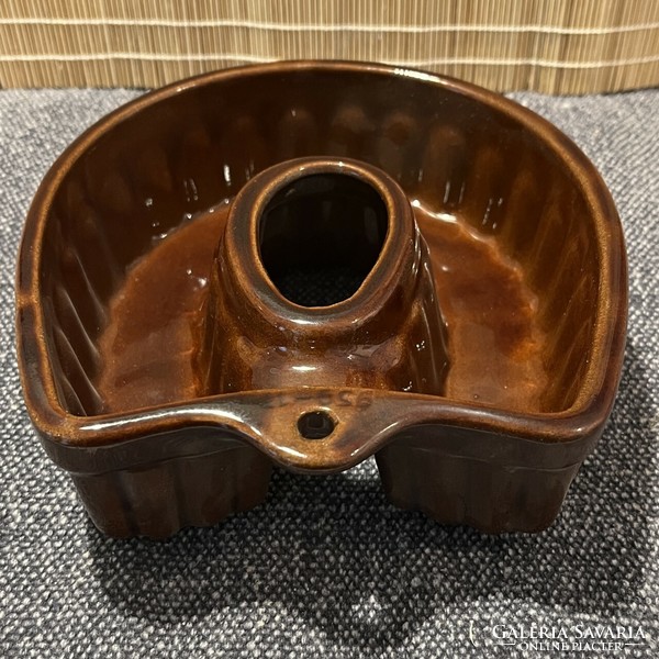 Horseshoe-shaped ceramic baking dish and wall decoration (scheurich)