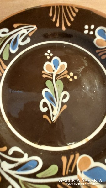 Sárospataki ceramic wall decoration with flowers on a brown base, wall plate diameter 17 cm