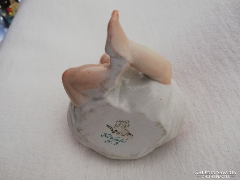 Kőbányai " babázó kislány ritka festéssel, a festő kézjegyével