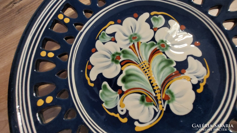 Midnight blue majolica with openwork edge, ceramic flower pattern wall decoration, wall plate diameter 26 cm