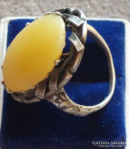 Gyönyörű régi ezüst gyűrű mézborostyánnal