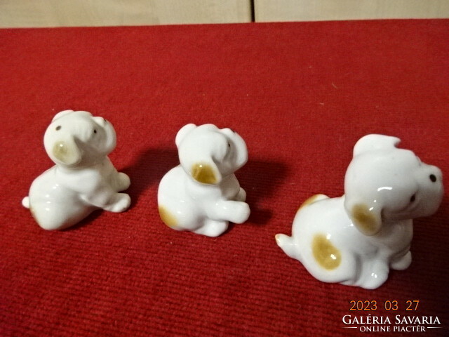 German porcelain puppy, three pieces, one kind. Jokai.