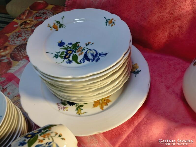 Beautiful kahla 12 pieces. Breakfast set 59 pieces