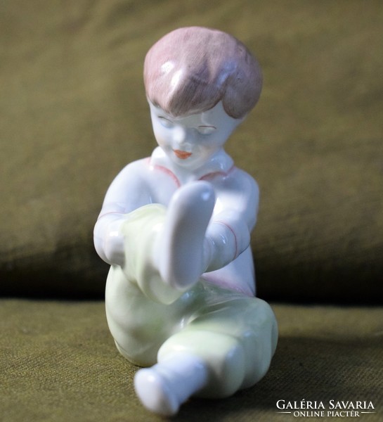 Hollóháza porcelán figura kislány 11 x 10,5 x 5,5 cm