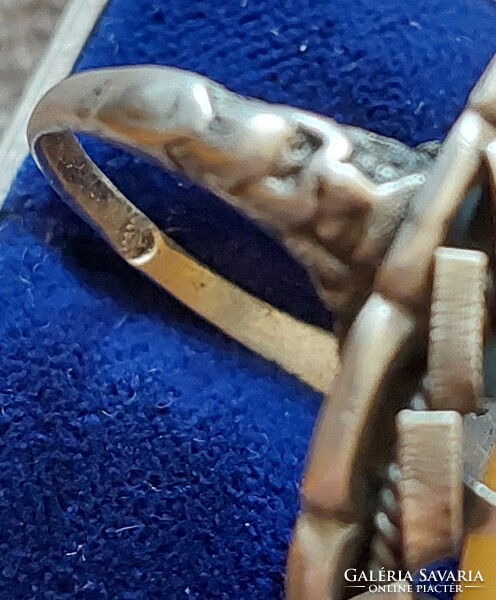 Gyönyörű régi ezüst gyűrű mézborostyánnal