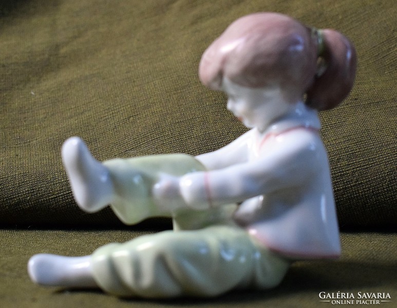 Hollóháza porcelán figura kislány 11 x 10,5 x 5,5 cm