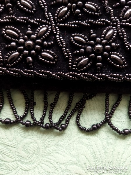 Fekete színű, gyöngyökkel díszített alkalmi táska