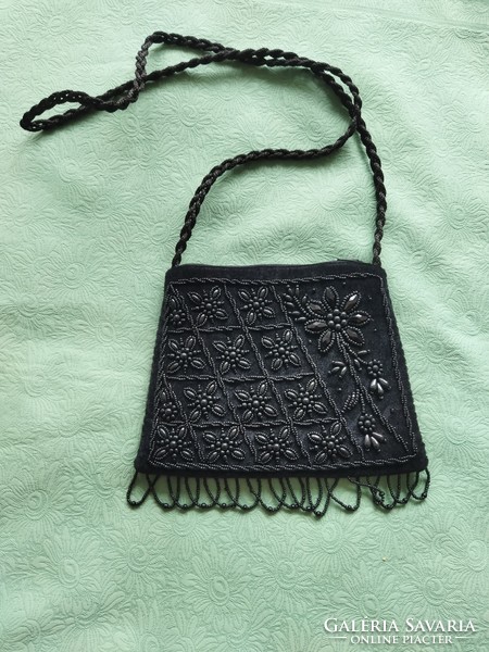 Fekete színű, gyöngyökkel díszített alkalmi táska