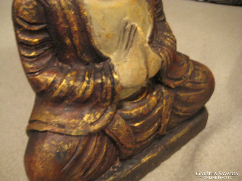 Imátkozó Buddha ,  fából faragva  , festve  , 25 x 34 cm