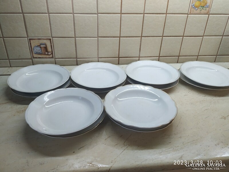 Kahla porcelain gold-rimmed tableware for sale! 6 Deep, 6-plate plates