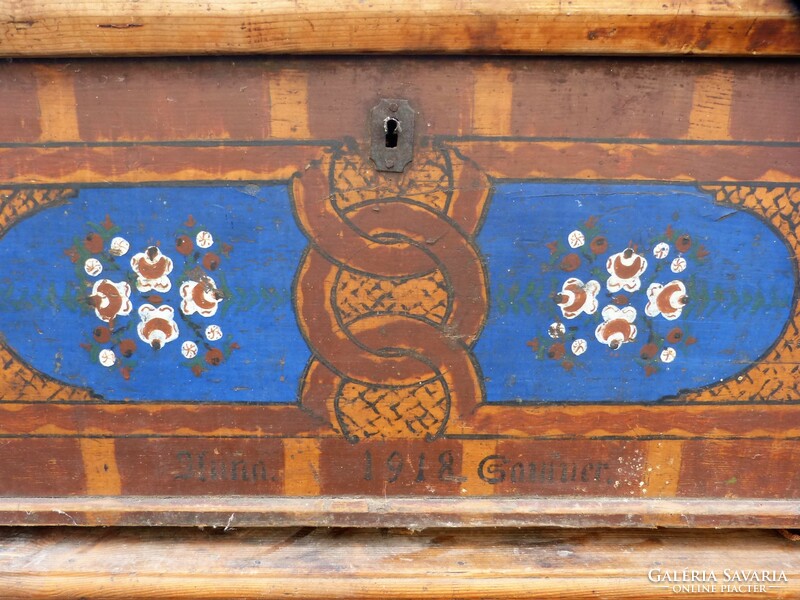 Old painted chest / 1918