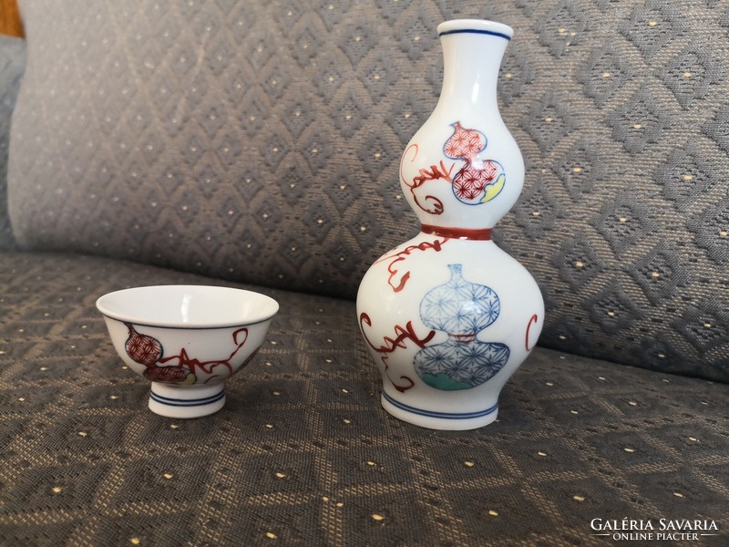 Japán porcelán szakés kiöntő és pohár, jelzett
