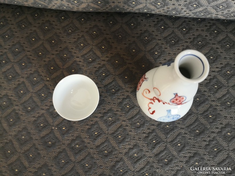 Japán porcelán szakés kiöntő és pohár, jelzett