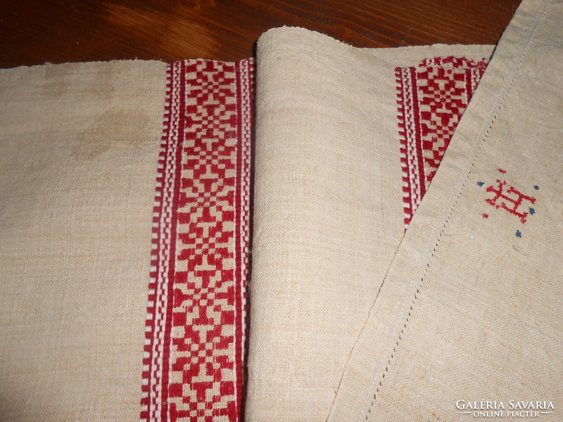 Home-woven tablecloth/runner