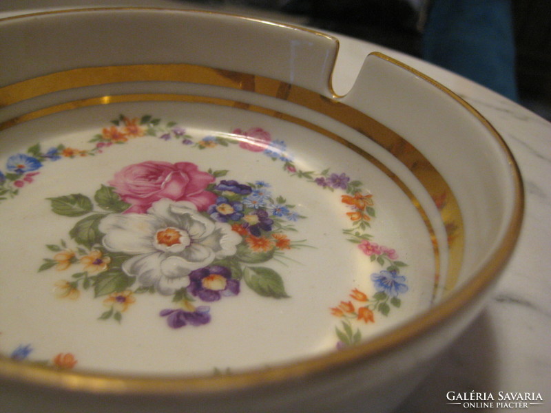 Zsolnay field floral ashtray with gold border 12 x 3.5 cm