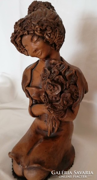 Kerámia/terrakotta figura, csokorral, ismeretlen műhely munkája.