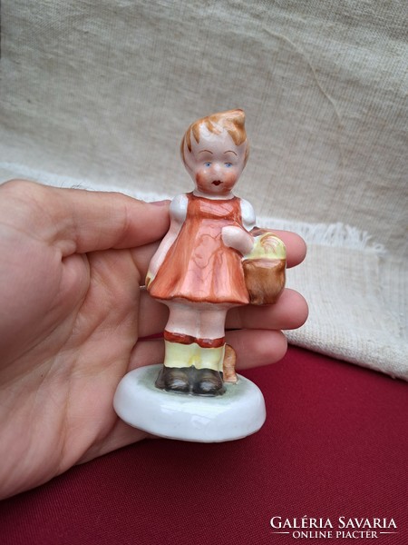 Applied art ceramic girl with basket nipp figure display case display case legacy antique nostalgia