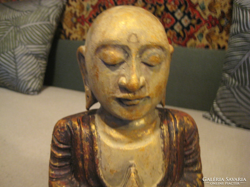 Imátkozó Buddha ,  fából faragva  , festve  , 25 x 34 cm