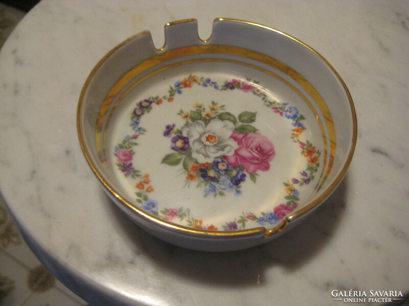 Zsolnay field floral ashtray with gold border 12 x 3.5 cm