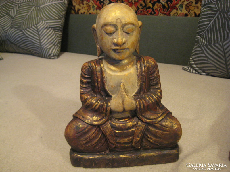 Imátkozó Buddha ,  fából faragva  , festve  , 25 x 34 cm