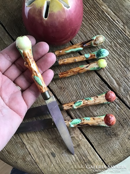 Antik majolika almavágó réz késkészlet