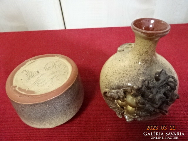 Mázas kerámia váza, kidomborodó mintával, magassága 8,5 cm. A cukortartó szignózott. Jókai.