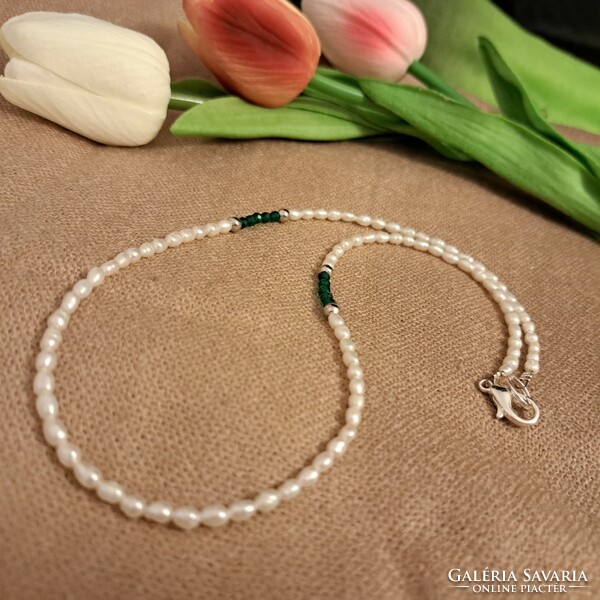 Emerald and pearl necklace.