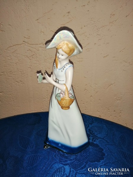 Jelzett porcelán kalapos hölgy virágkosárral 24 cm (po-1)