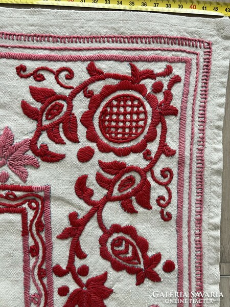 Runner or tablecloth embroidered on hand-woven linen 70x45