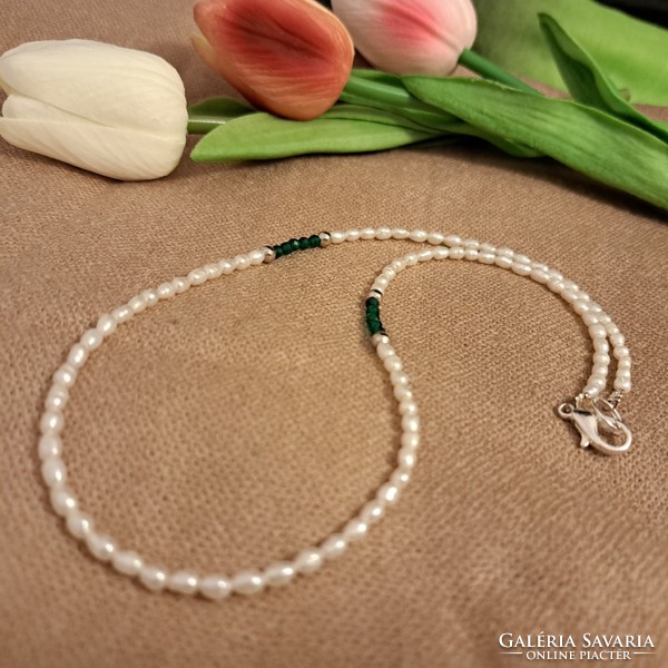Emerald and pearl necklace.