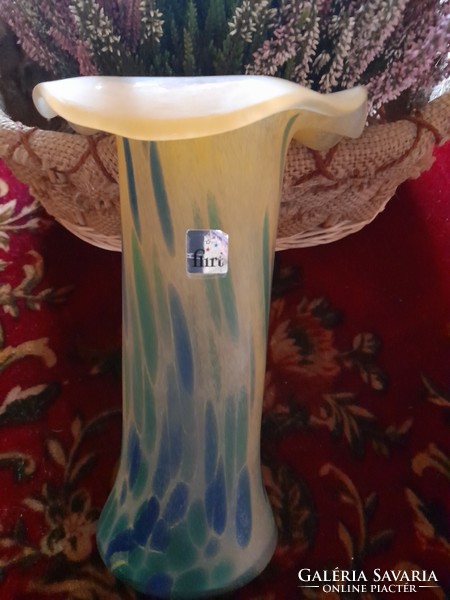 Modern stílusú hullámos szélű váza.