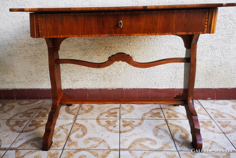 Antik  Biedermeier asztal íróasztal fiókos kulccsal zárható. 1800-as évek szép állapotban!