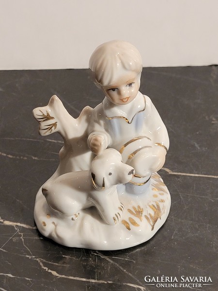 Német porcelán figura Kutyát simogató kisfiú
