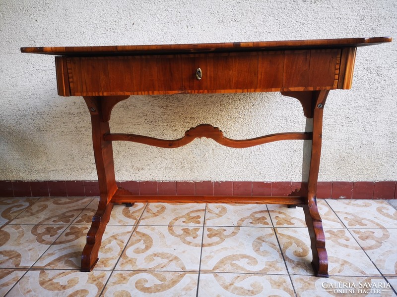 Antik  Biedermeier asztal íróasztal fiókos kulccsal zárható. 1800-as évek szép állapotban!
