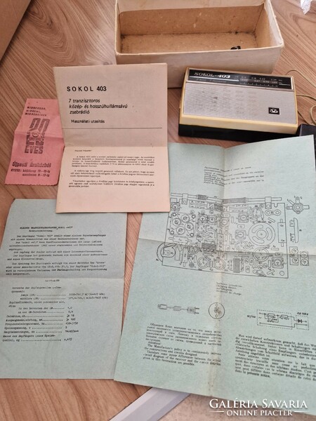 Sokol 403 rádió dobozával és papírjaival, jótállási jeggyel