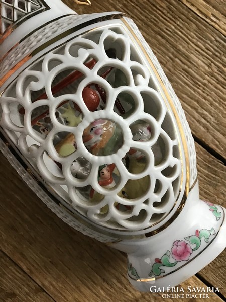 Régi kínai áttört díszítésű porcelán váza belső jelenettel