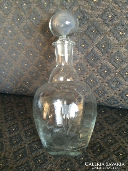 Gravírozott és metszett vintage üveg butélia, fújt dugóval