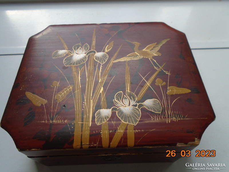 Kézzel festett japán mahagóni  doboz aranykontúrozott vízililiommal,darúval,virágos lakk belsővel